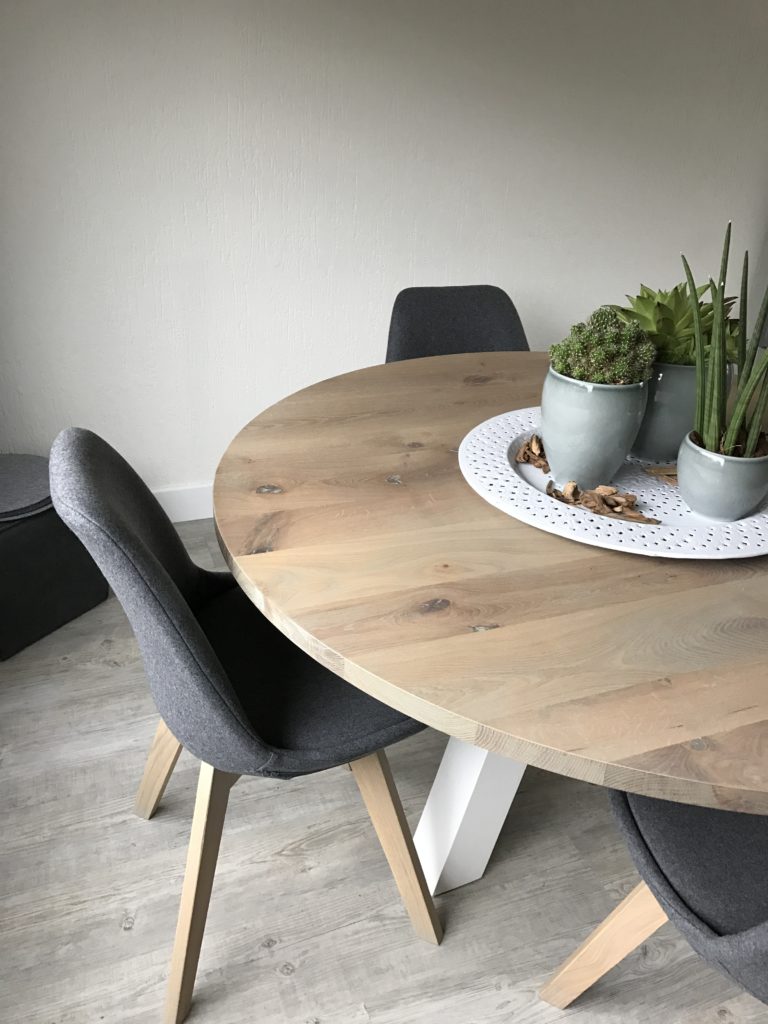 Ronde eikenhouten eetkamertafel met witte houten driepoot. WortelWoods