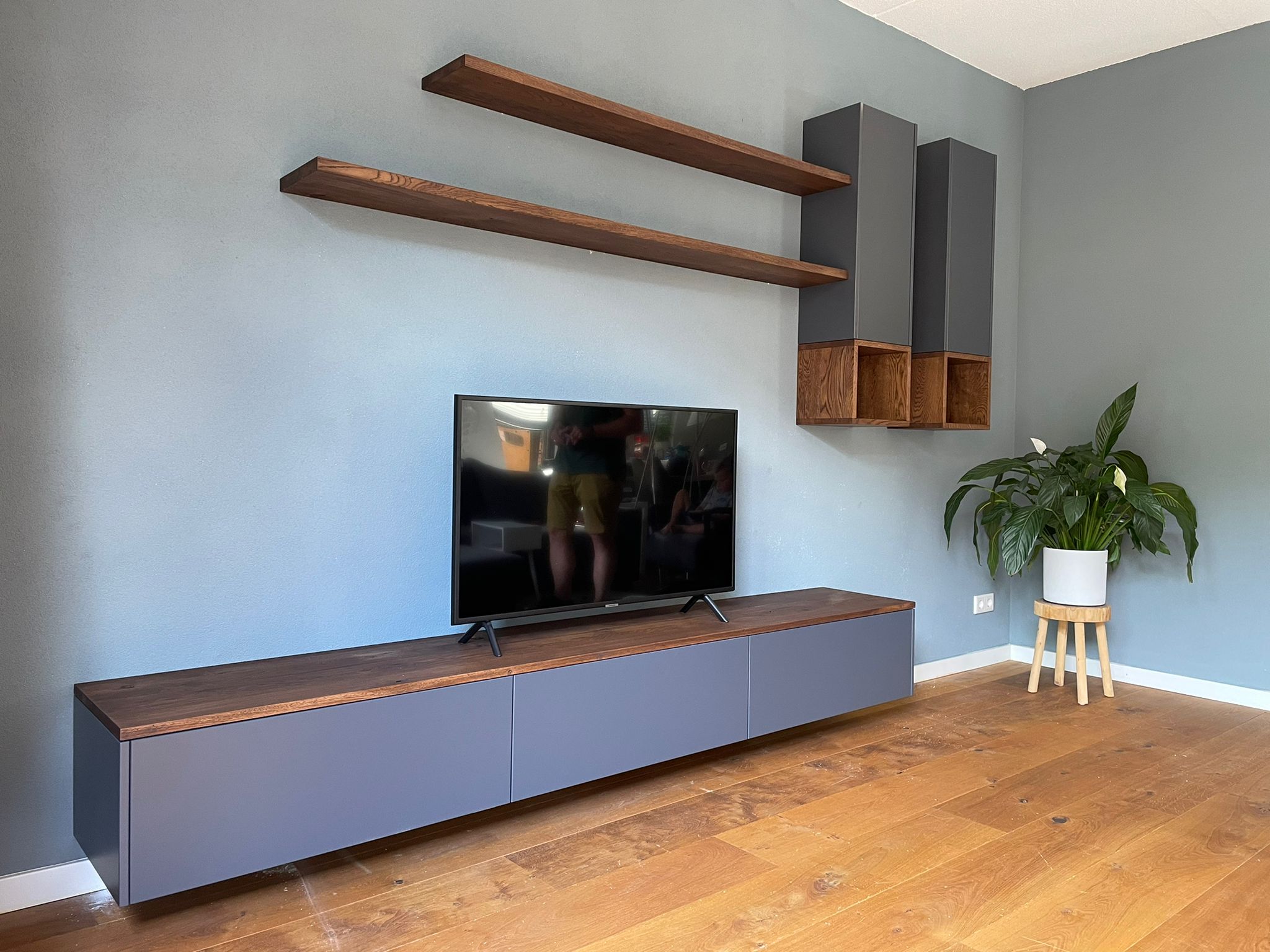 Booth bezig Een zin Set: Tv meubel met twee boven kasten en wandplanken – WortelWoods